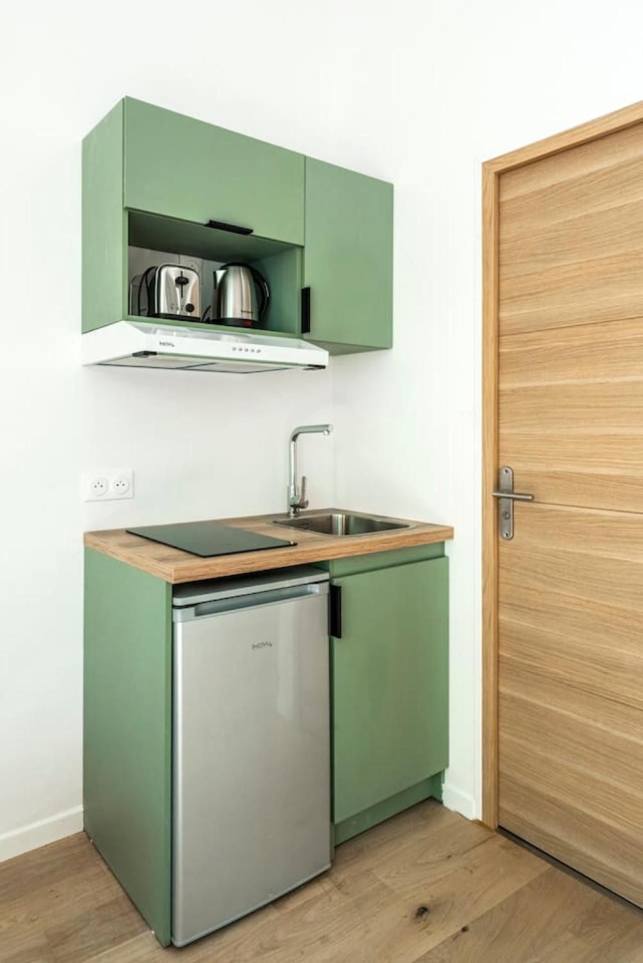 Elegant 2-room Air-conditioned - 17 *